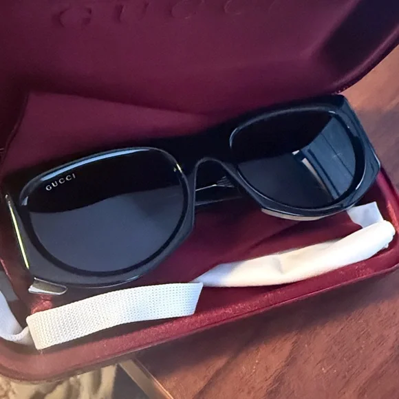 Gucci Bold Rectangle Black Sunglasses for Women - Picture 2 of 4